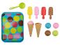 Plastic speelgoed: ijslolly's, ijsbolletjes en hoorntjes, plus een dienblad met stippen.
