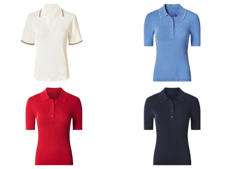 Vier geribbelde gebreide poloshirts in wit, blauw, rood en marineblauw.
