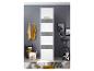 Witte hoge kast met grijze details in een kamer met een wasmand, handdoeken en sportuitrusting.