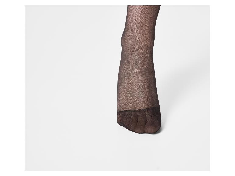 Voet in zwarte panty op een witte achtergrond.