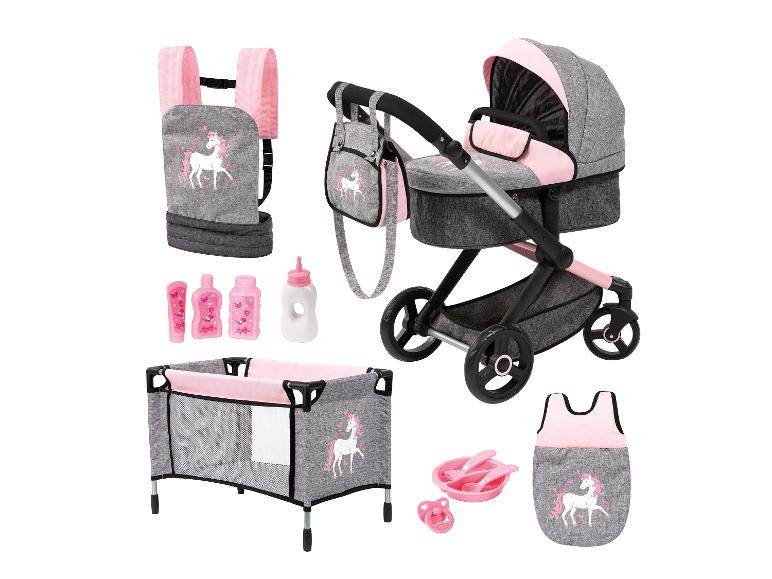 Een roze en grijze kinderwagen, een wieg, een draagzak en een slaapzak met eenhoorn print.