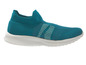 Een blauwe sneaker met witte zool.