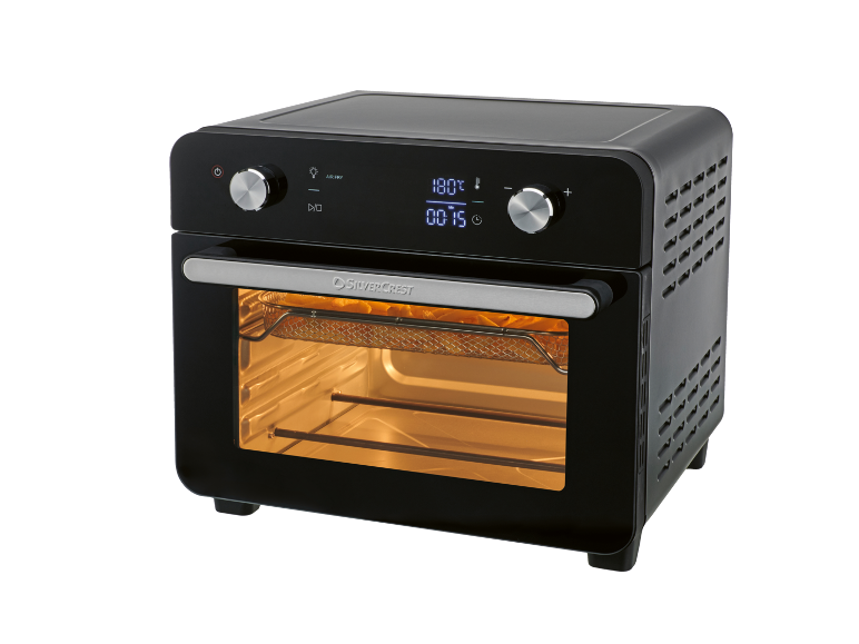 Zwarte heteluchtfriteuse met digitaal display dat 180°C en 00:15 toont, frietjes bereidend.