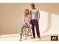 Geruite pyjama's voor man en vrouw, de man draagt een shirt met 'LET'S STAY IN BED'.