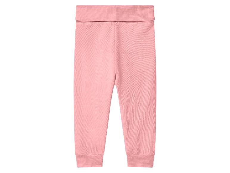 Roze babybroek met brede, omvouwbare tailleband en geribde boorden.