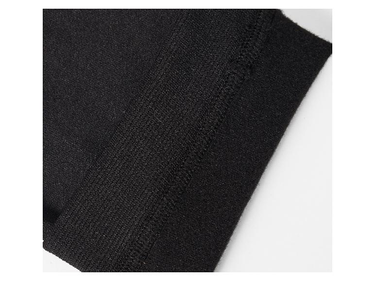 Close-up van zwarte gebreide stof met zichtbare stiksels