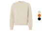 Een beige sweater met lange mouwen.
