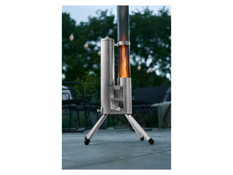 Zilveren terrasverwarmer met vlam in een glazen buis, buiten geplaatst.