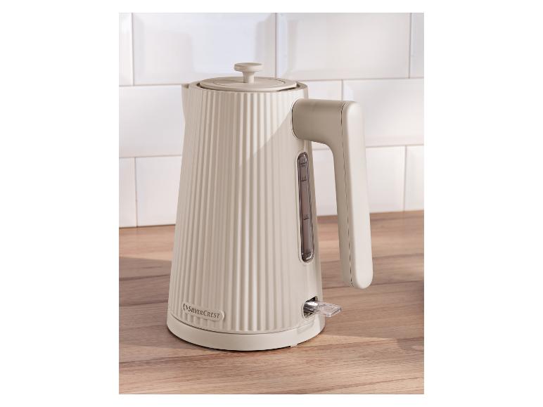 Geribbelde beige SilverCrest waterkoker op een houten aanrecht.