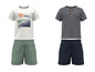 Twee sets kinderkleding met T-shirts en shorts