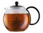 Glazen theepot met zwart deksel en handvat, gevuld met donkere thee.