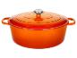 Oranje geëmailleerde gietijzeren braadpan met deksel en zilverkleurige knop.