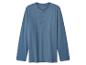 Een blauw Henley-shirt met lange mouwen en drie knopen op een witte achtergrond.