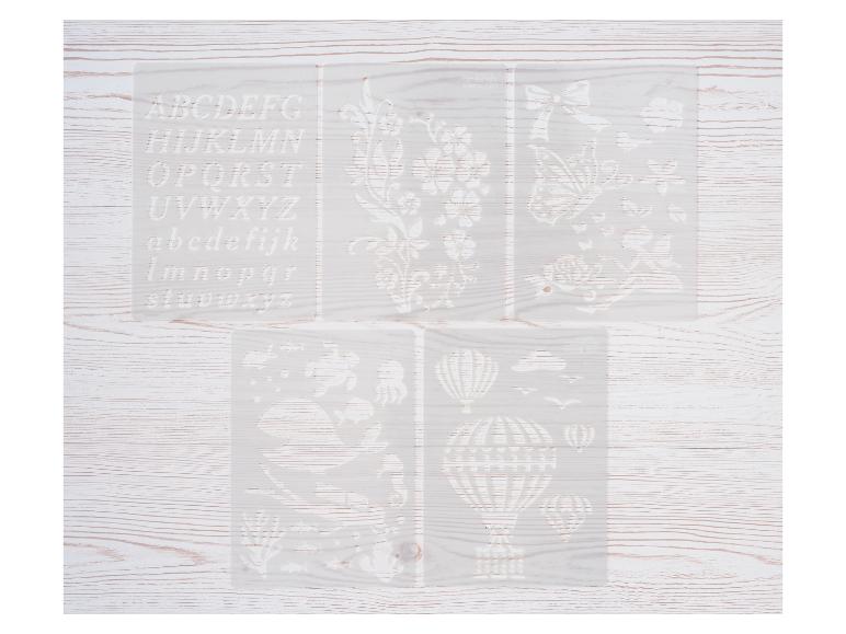 Vier doorzichtige plastic sjablonen met diverse ontwerpen, waaronder letters, bloemen en heteluchtballonnen.