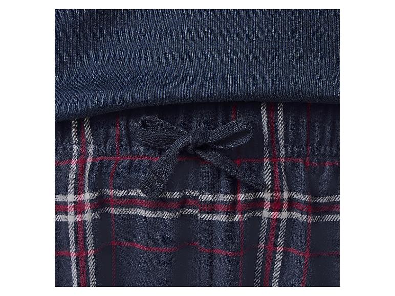 Close-up van een blauwe geruite pyjamabroek met trekkoord, gecombineerd met een effen blauwe top.