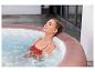 Een vrouw ontspant zich in een opblaasbaar jacuzzi.