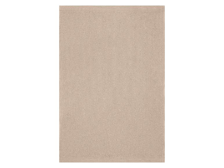 Een enkele beige handdoek met een gestructureerd oppervlak.