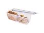 Transparante voedselcontainer met volkorenbrood en broodjes met zaden.