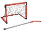 Miniatuur voetbaldoel met een rood frame en zwart net, naast een rode en grijze hockeystick.