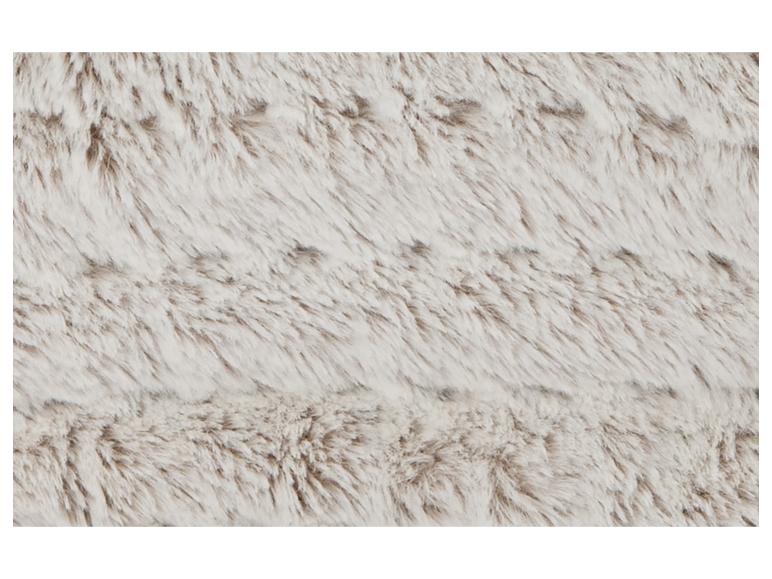 Close-up van een zachte, lichtgekleurde imitatiebonttextuur met subtiele bruine ondertonen.