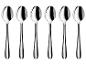 Zes glimmende, zilveren eetlepels verticaal gerangschikt op een witte achtergrond.
