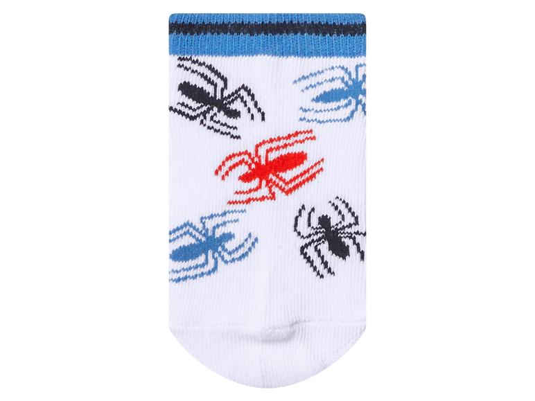 Witte sok met spinnenpatroon in zwart, rood en blauw, en blauwe strepen aan de boord.