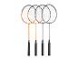 Vier badmintonrackets, twee oranje en twee grijze, met zwarte handvatten.