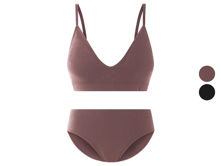 Een setje met een naadloze bh en slipje in donkerroze.