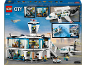 Bouwspeelgoeddoos van een luchthaven met terminal, vliegtuig en minifiguren.