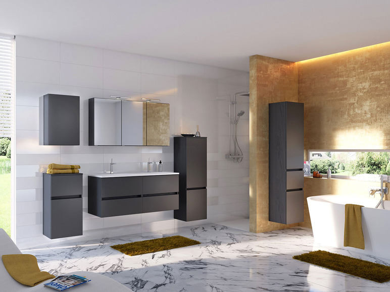 Badkamer met wastafel, spiegelkast en opbergkasten.