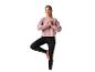 Vrouw in roze sweatshirt en zwarte legging doet yoga.