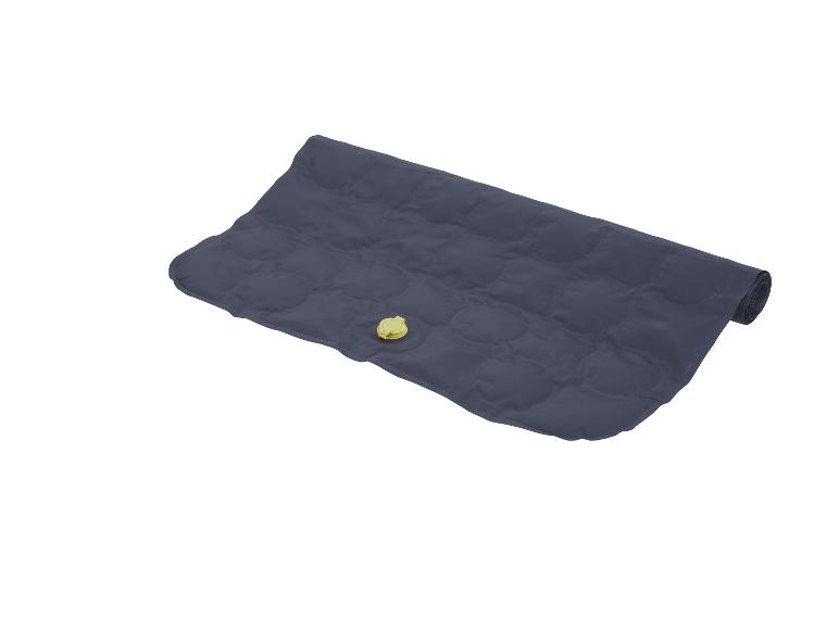 Donkerblauwe, zelfopblaasbare campingmatras, compact en makkelijk op te bergen.