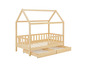 Een houten kinderbed met een huisvormig frame en twee laden.