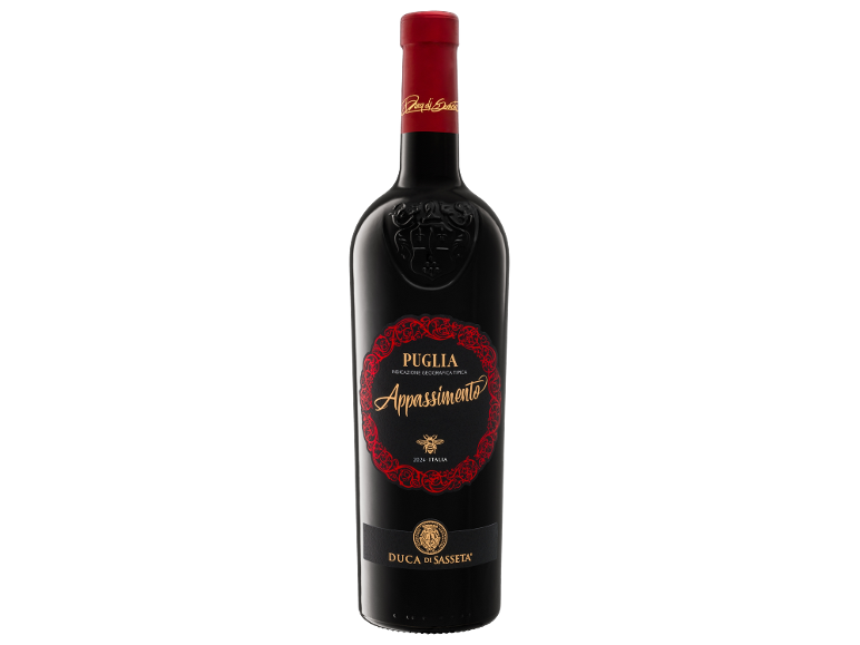 Fles rode Appassimento wijn uit de regio Puglia, Italië 2024.