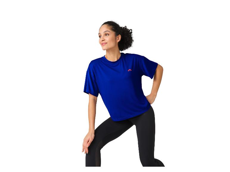 Vrouw in blauw sporttopje en zwarte leggings.