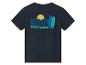 Donkerblauw t-shirt met korte mouwen, bedrukt met surfplanken en een zon.