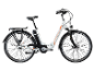 Witte elektrische stadsfiets met oranje accenten, bagagedrager en voorvering.