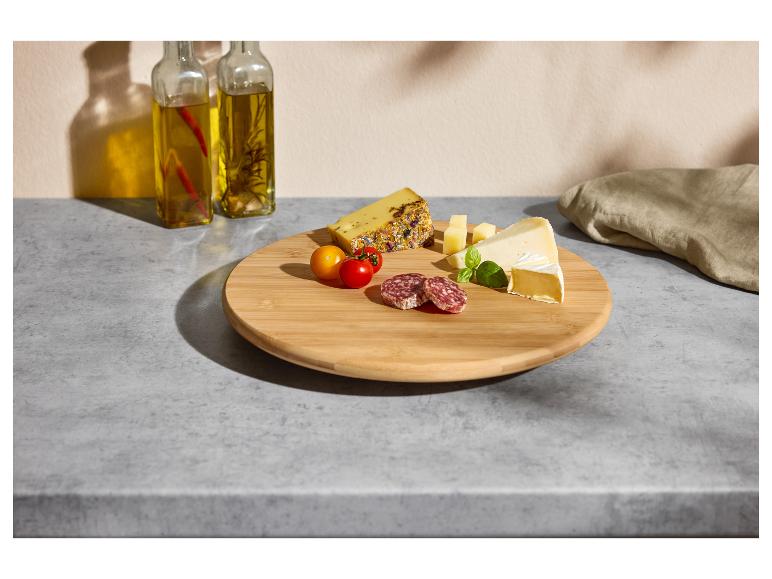 Serveerplank met kaas, salami, cherrytomaten en olie.