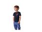 Jongen in een donkerblauw T-shirt met Spider-Man opdruk en blauwe broek.