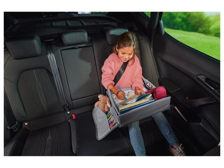 Een kind gebruikt een auto-organizer in de auto.