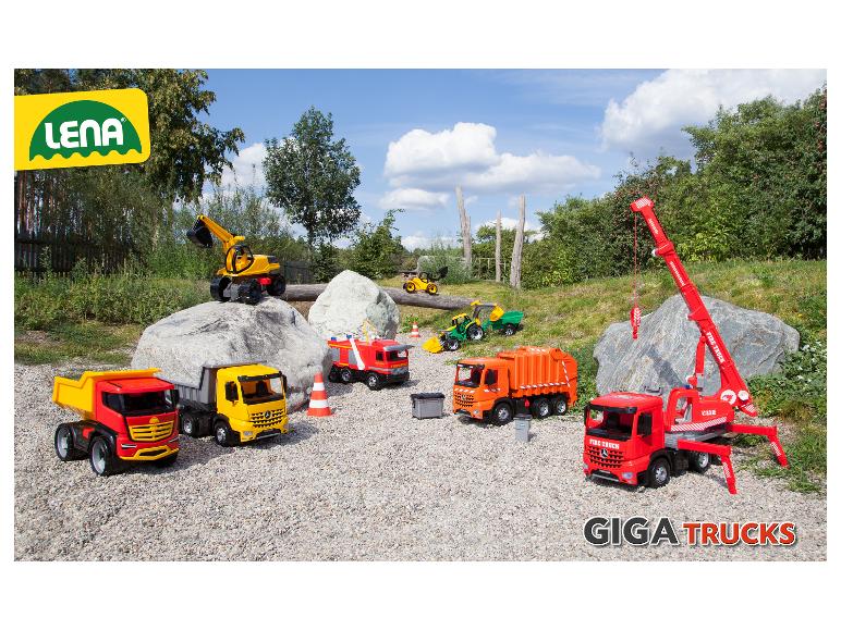 Speelgoed bouw- en bedrijfsvoertuigen, waaronder kiepwagens, brandweerwagens en graafmachines, in een buitenomgeving met de tekst 'GIGA TRUCKS'.