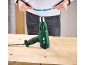 Groen heteluchtpistool op een houten werkbank, met een persoon die een blauwe kabel vasthoudt.