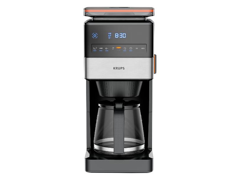 Koffiezetapparaat met digitaal display 8:30, glazen kan en oranje accenten.