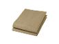 Gevouwen beige stoffen tafelkleed op witte achtergrond.