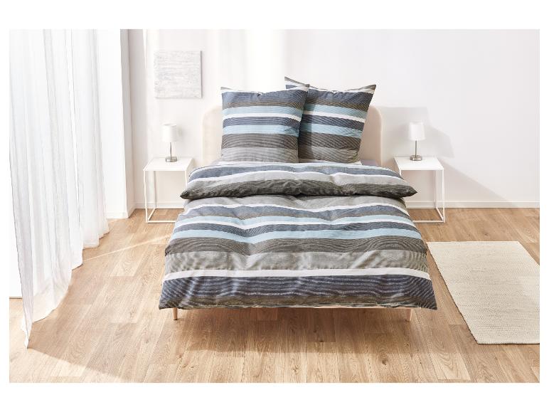 Modern beddengoed met een gestreept patroon in blauw en grijze tinten.