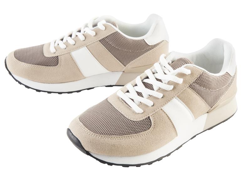 Beige sneakers met mesh en witte accenten.