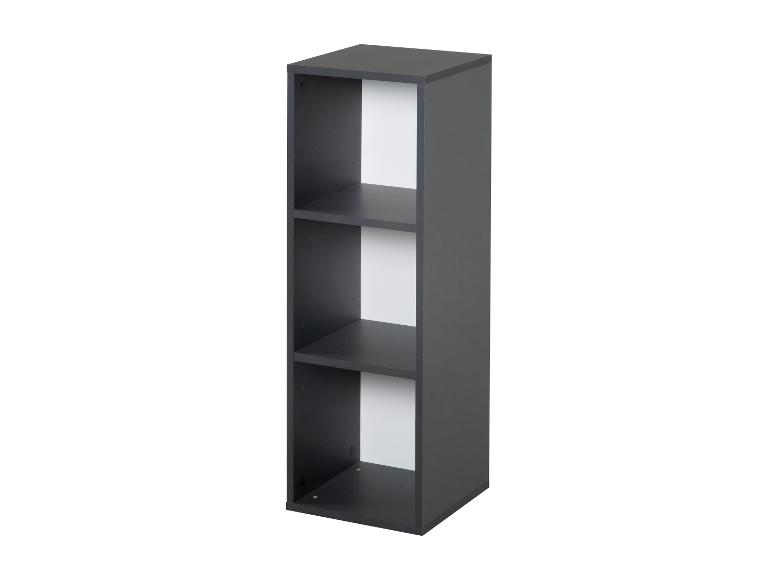 Zwarte boekenkast met drie planken en een witte achterkant, op een witte achtergrond