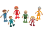 Zes houten speelgoedfiguren die een familie voorstellen, inclusief volwassenen, kinderen en grootouders.