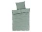 Grijsgroene beddengoedset: laken, kussensloop en dekbedovertrek.