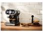Zwart espressomachine zet twee koffies, met koekjes en koffiebonen.